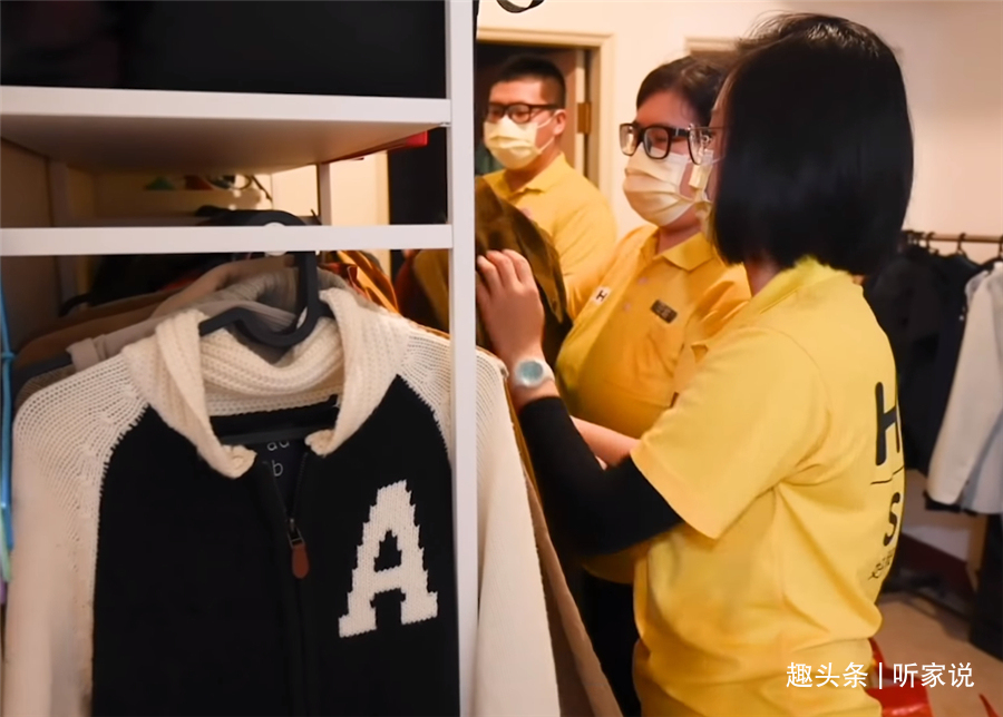 姑娘|“囤积癖”姑娘10㎡卧室，衣服堆积如山，3名整理师8小时打扫干净
