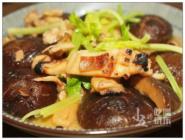 跟着张新民老师学做菜，香菇墨鱼焖鸡肉，香浓入味好下饭