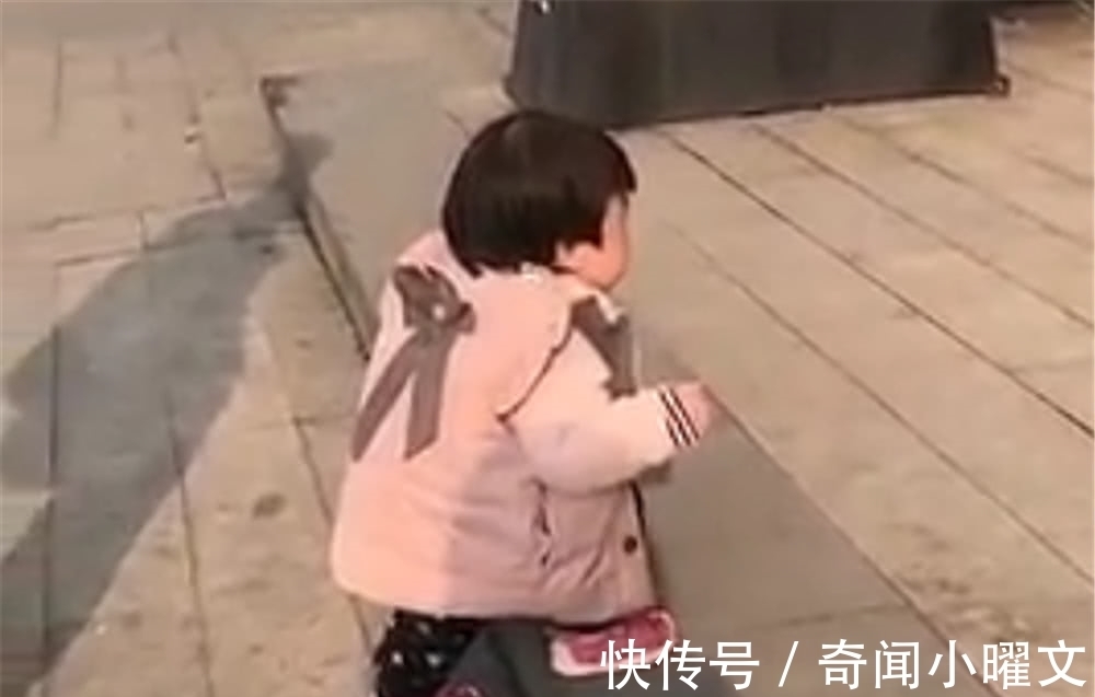 人生第一次|宝宝第一次上台阶,竟然出现一画面,网友:还以为网卡了