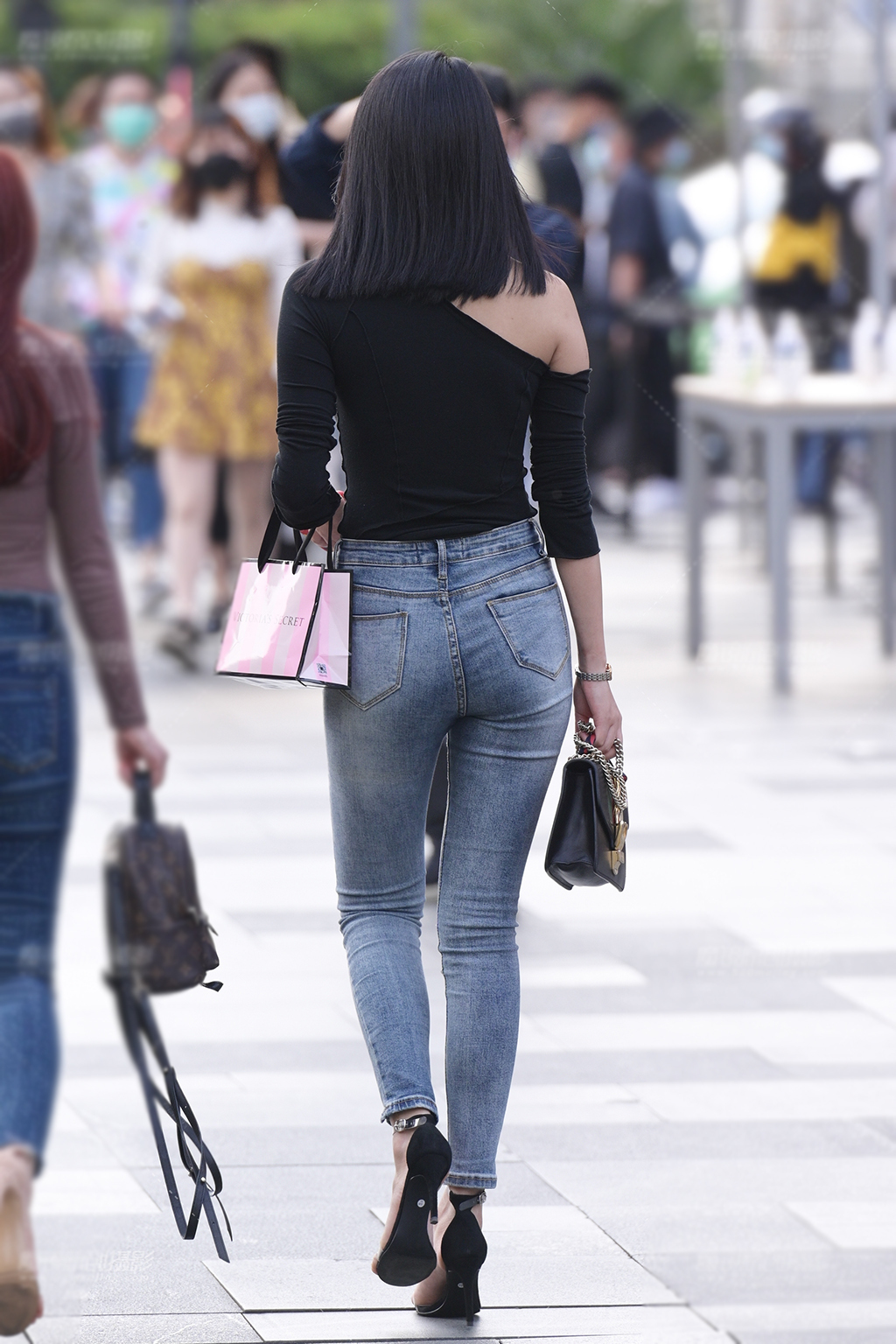 简约|初秋个性的穿搭,打底衫配破洞紧身牛仔裤,简约修身又时尚美丽