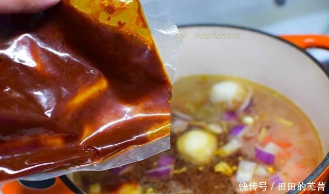 天冷|天冷就爱这一锅,端上桌还咕嘟嘟冒着热气,想吃啥锅里都有