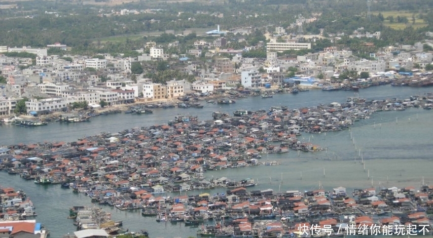 中国唯一一座“水上村庄”，房子全都浮在海上，大风大雨都刮不走