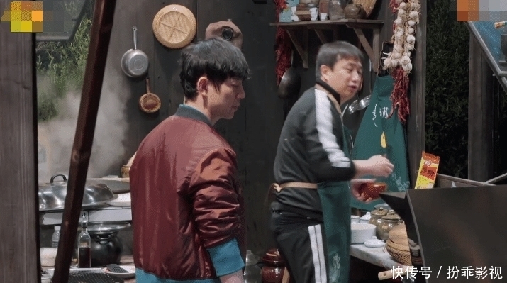 何老师|张艺兴做错菜自责,师父黄磊察觉他的情绪,随后做法暖到心里了!