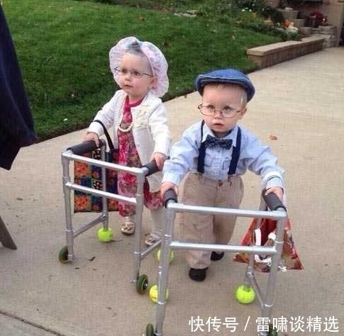 熊爸爸的脚真是臭到一定地步了啊,从宝宝的表情就能看出来