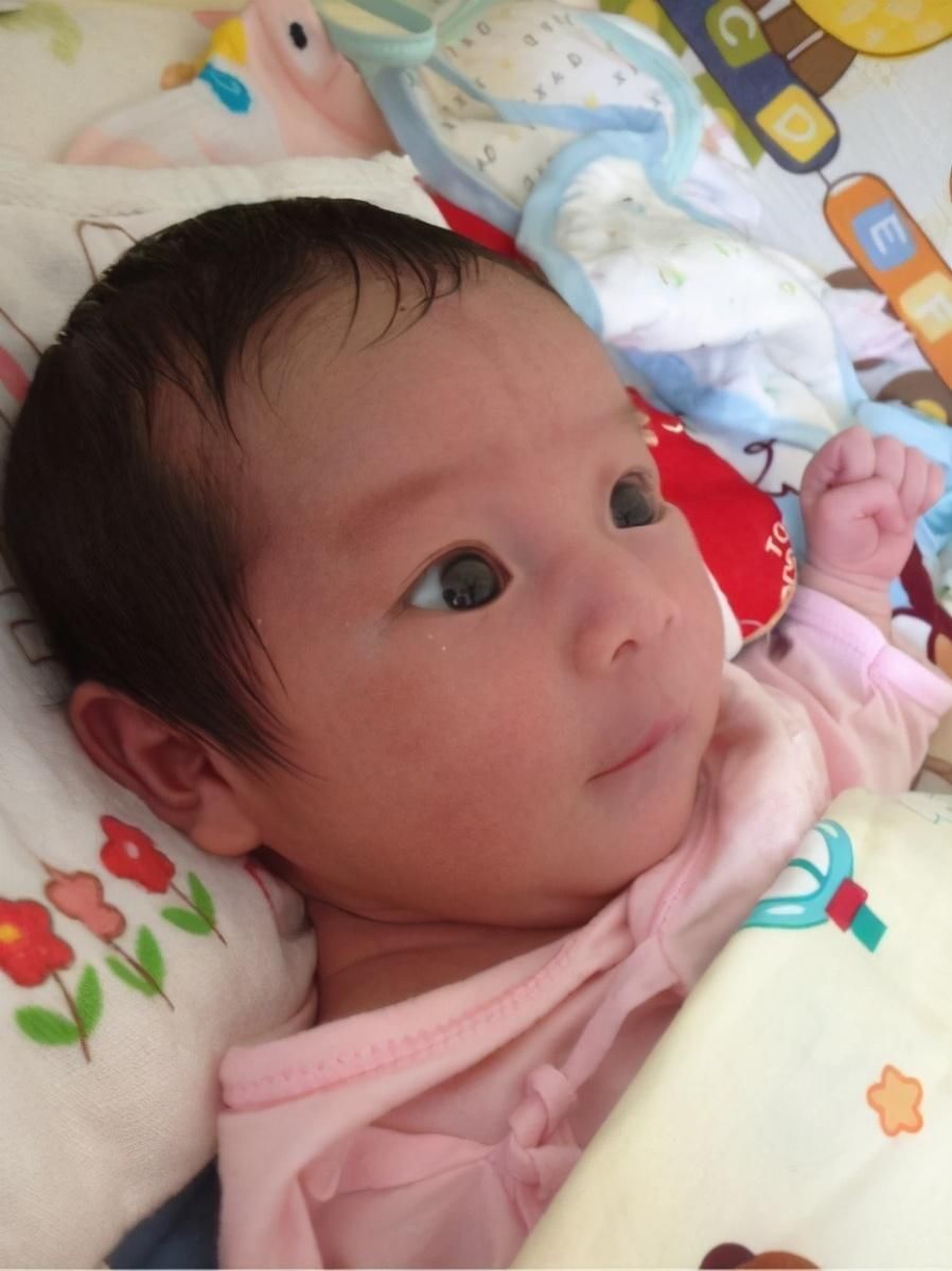 为啥新生儿双眼皮迟迟“不上线”，这3原因是关键，有1种超无奈