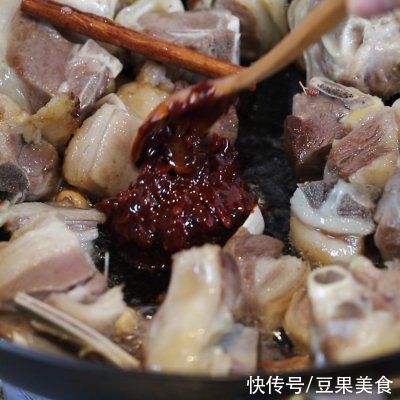 红焖羊肉一口下肚，唇齿留香