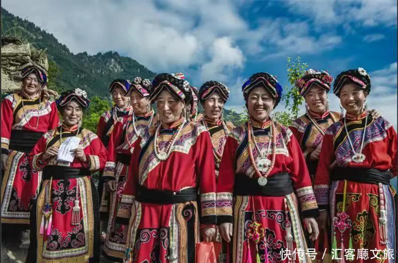 莎朗|2021端午,四川茂县民众载歌载舞欢度羌族“瓦尔俄足”节