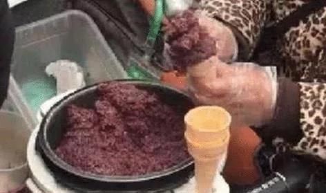 校门口|老奶奶校门口卖独特“冰淇淋”,5元一个,家长鼓励孩子买