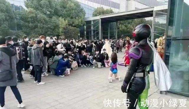 cos|漫展心酸现场,高还原的假面骑士人气不及小姐姐,小丑竟是我自己