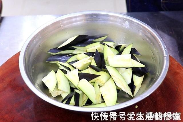 炒茄子时，先放油就错了！饭店大厨教你1招，茄子不吸油不发黑