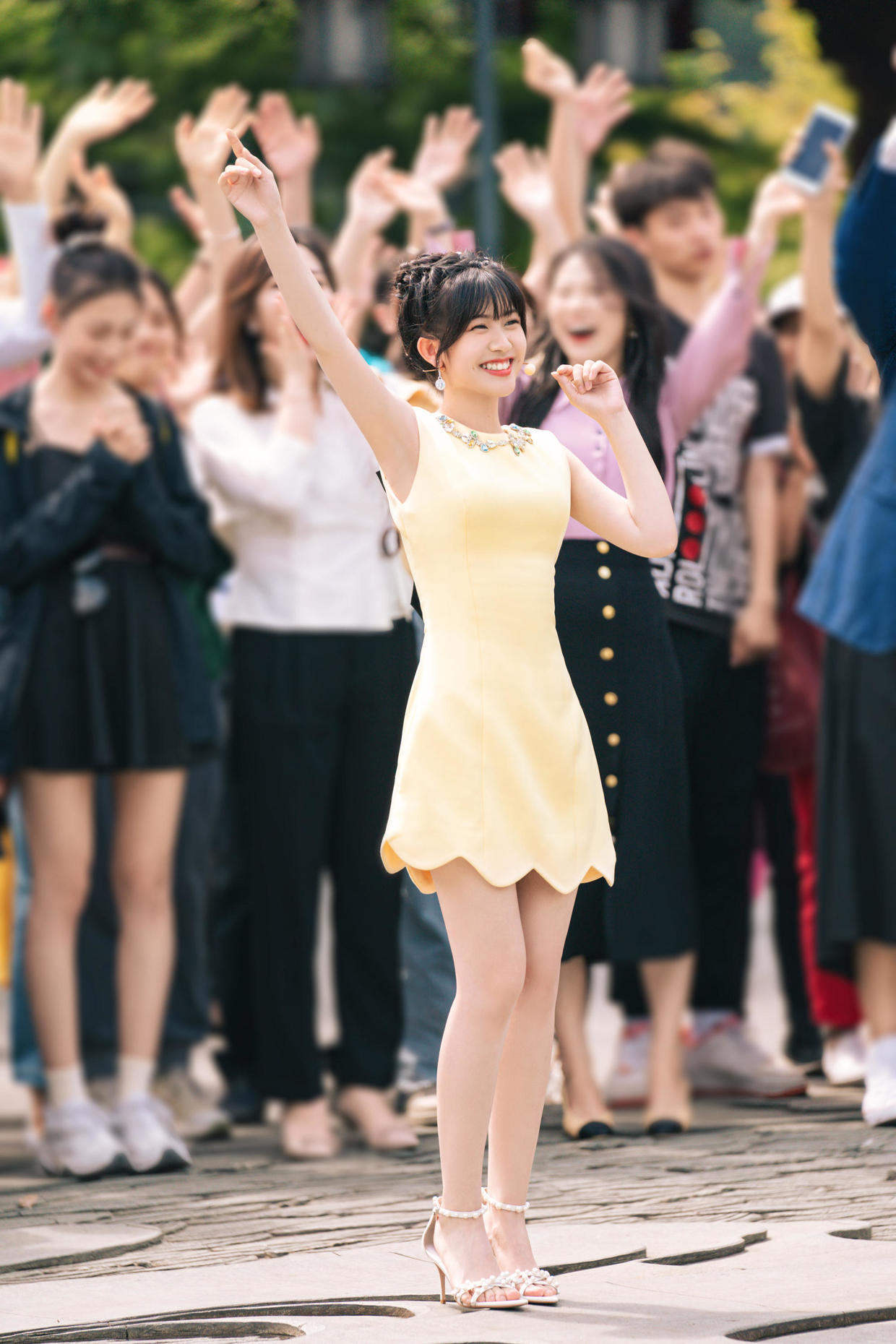 赖美云|赖美云身材比例出众,穿短款吊带搭配牛仔裤,细腰长腿抢眼又抢镜