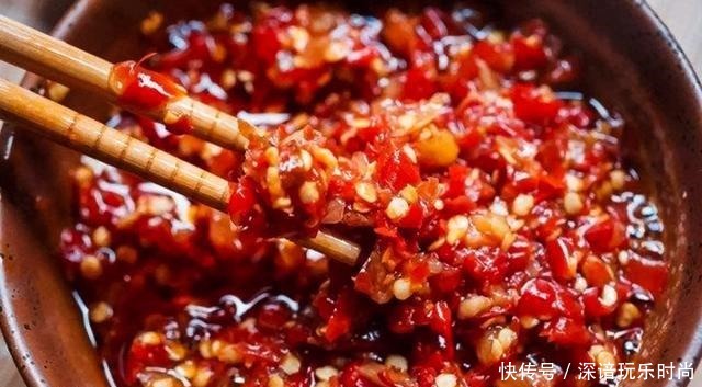 瓶子|腌辣椒时,只放盐就错了!多加2步,辣椒酱久放不发霉,香辣下饭