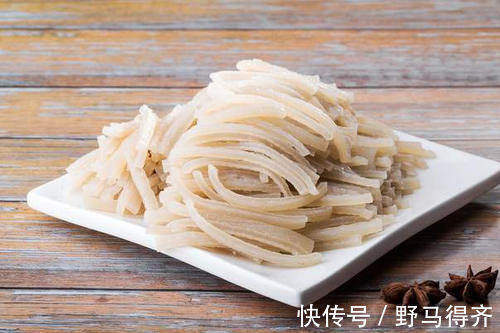 猪皮冻|做猪皮冻,焯水后不能直接下锅煮,多做1步,晶莹剔透无腥味