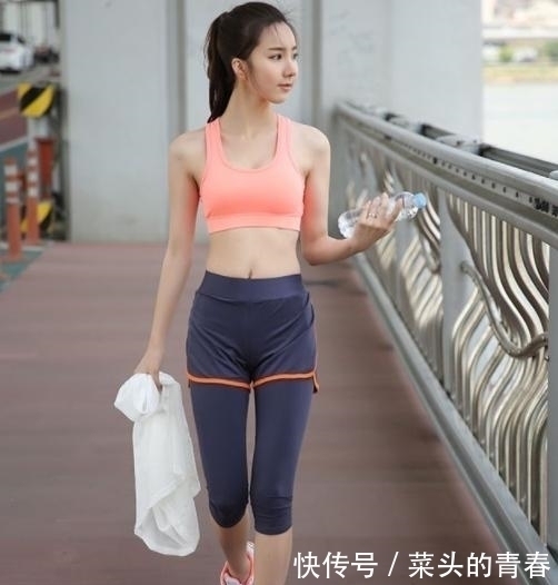 性感|街拍:性感丰满的紧身打底裤美女,更显女性高贵优雅的魅力!