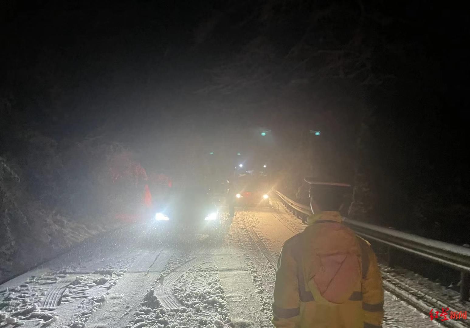 交通管制|峨眉山景区峨洪路出现冰雪道路 部分路段临时交通管制