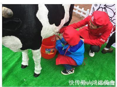 尾巴|孩子逛商场发现小姐姐有条大尾巴,接下来动作让人笑翻,好奇宝宝