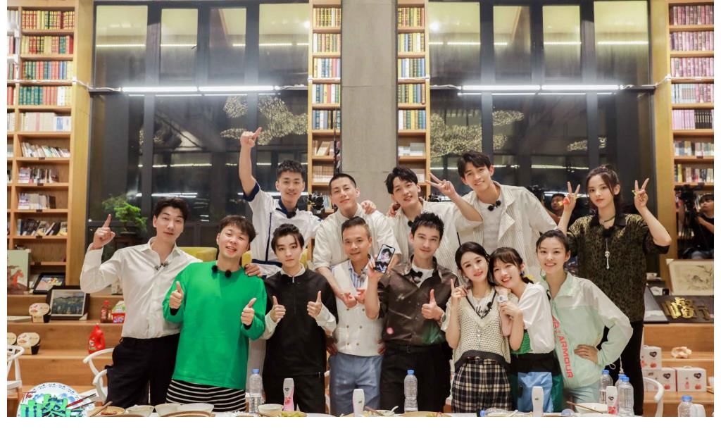 节目组|黄晓搬行李无人帮忙，宁静排场十足，两大网络顶流终究不及明星