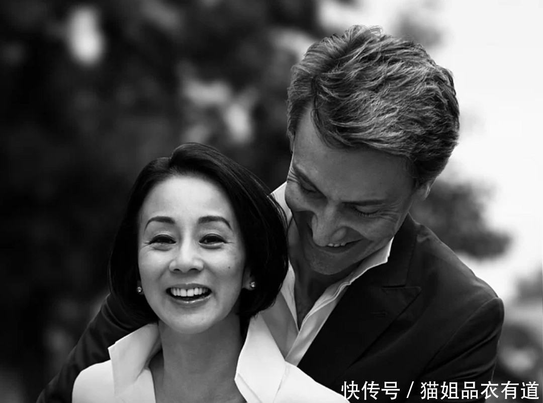 谁说53岁就是奶奶?看看这位大龄博主的优雅穿搭,揭露时髦真相