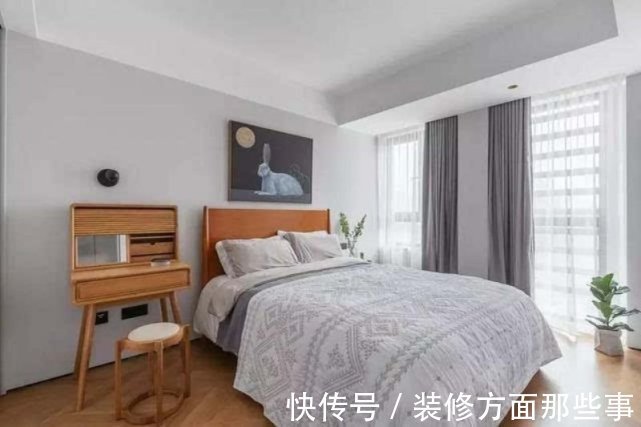 亚光砖|89平借用厨房空间将干区移到卫生间外，将电视墙改为柜子隔断