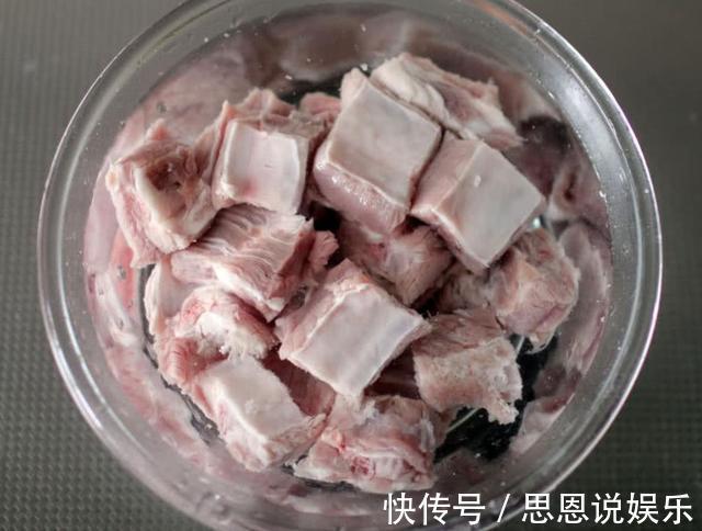 浮沫|为什么排骨焯水后变得又腥又柴看完大厨操作才知道,是用错水了