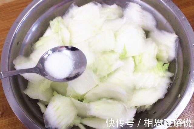 炒白菜|炒白菜时，总用老做法就错了，教您2招，白菜鲜嫩还不出水，解馋