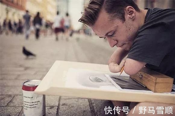 维也纳$身残志坚:没有双手的他,画出令人惊叹的铅笔肖像
