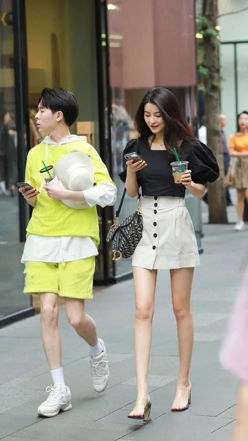 身材高挑的姑娘穿小短裙上街，秀出一双笔直的双腿，更有回头率