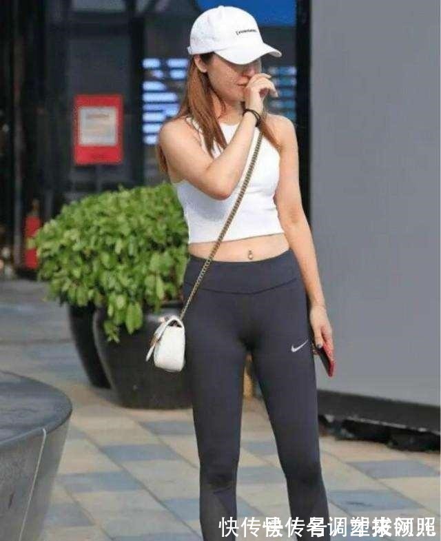 打底裤 黑色打底裤搭配白色上衣,很有穿搭感的穿搭,非常有气质!