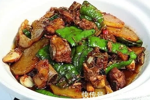 一个人就能吃掉一大盘的家常菜，酱香浓郁、鲜美无比，拌饭吃真香