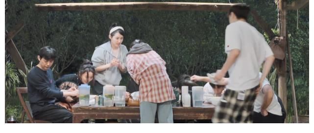 倉(cāng)庫(kù)|《向往5》導(dǎo)演斥巨資，為種51棵數(shù)請(qǐng)10位嘉賓，吃飯都得輪著上桌