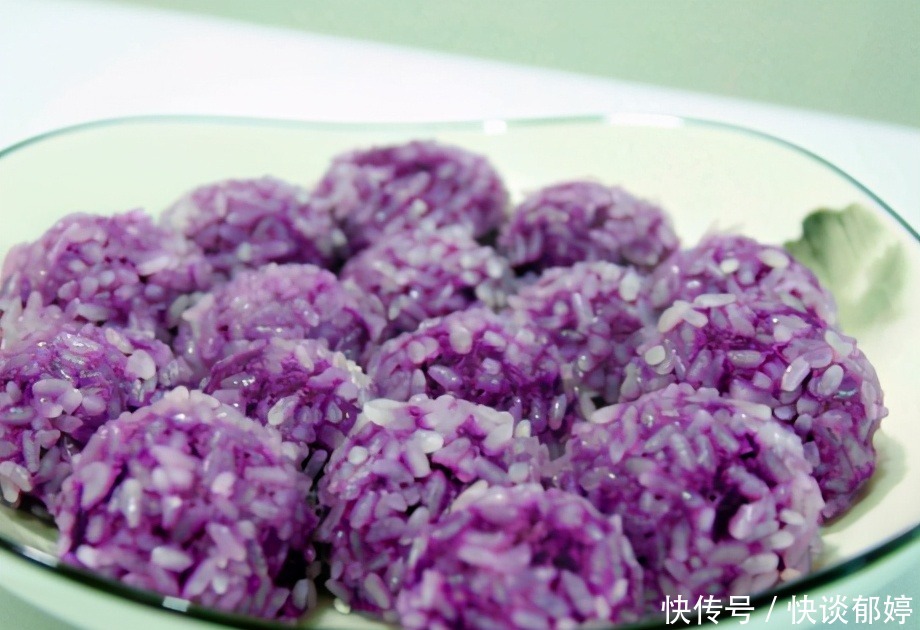 2个紫薯1碗牛奶,上锅蒸一蒸,软糯香甜而不腻,早餐吃还耐饿