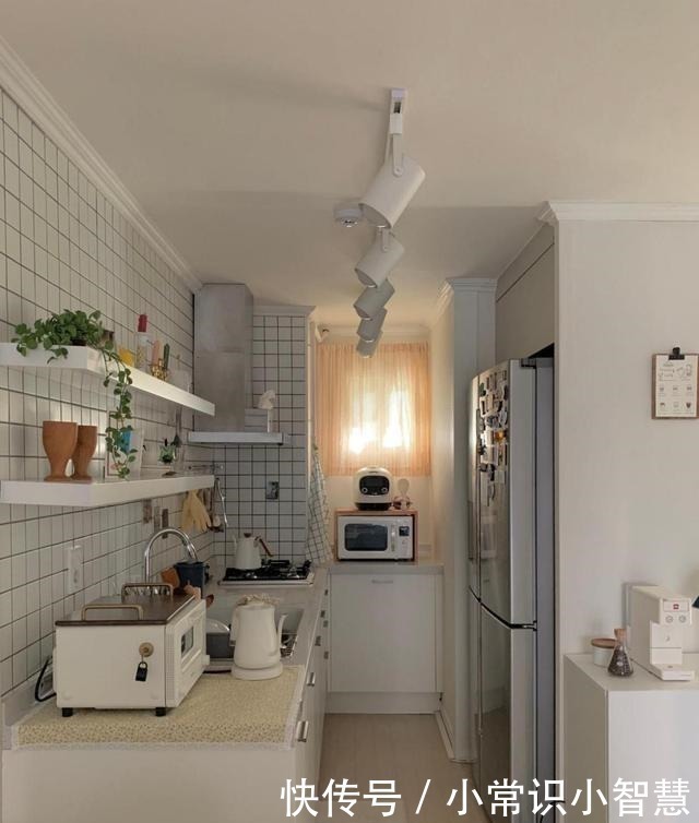 小姐姐|这套76平小房子,上了年纪却充满人情味!狭窄的厨房,一丝不苟!