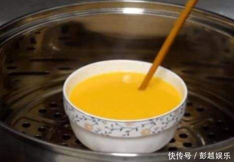 鸡蛋羹总是蒸的不嫩滑教你3个小技巧，蛋羹无蜂窝，吃着像布丁
