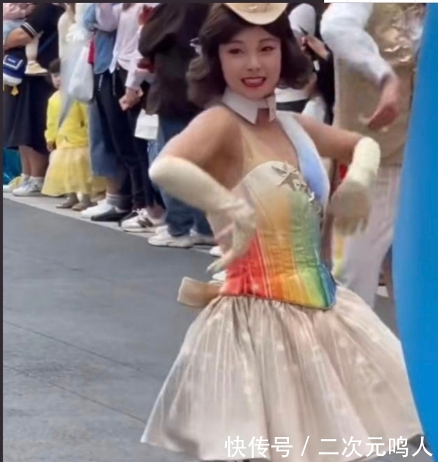 陈语嫣|杨超越的同一届好友陈语嫣现身迪士尼,两人差距太明显。