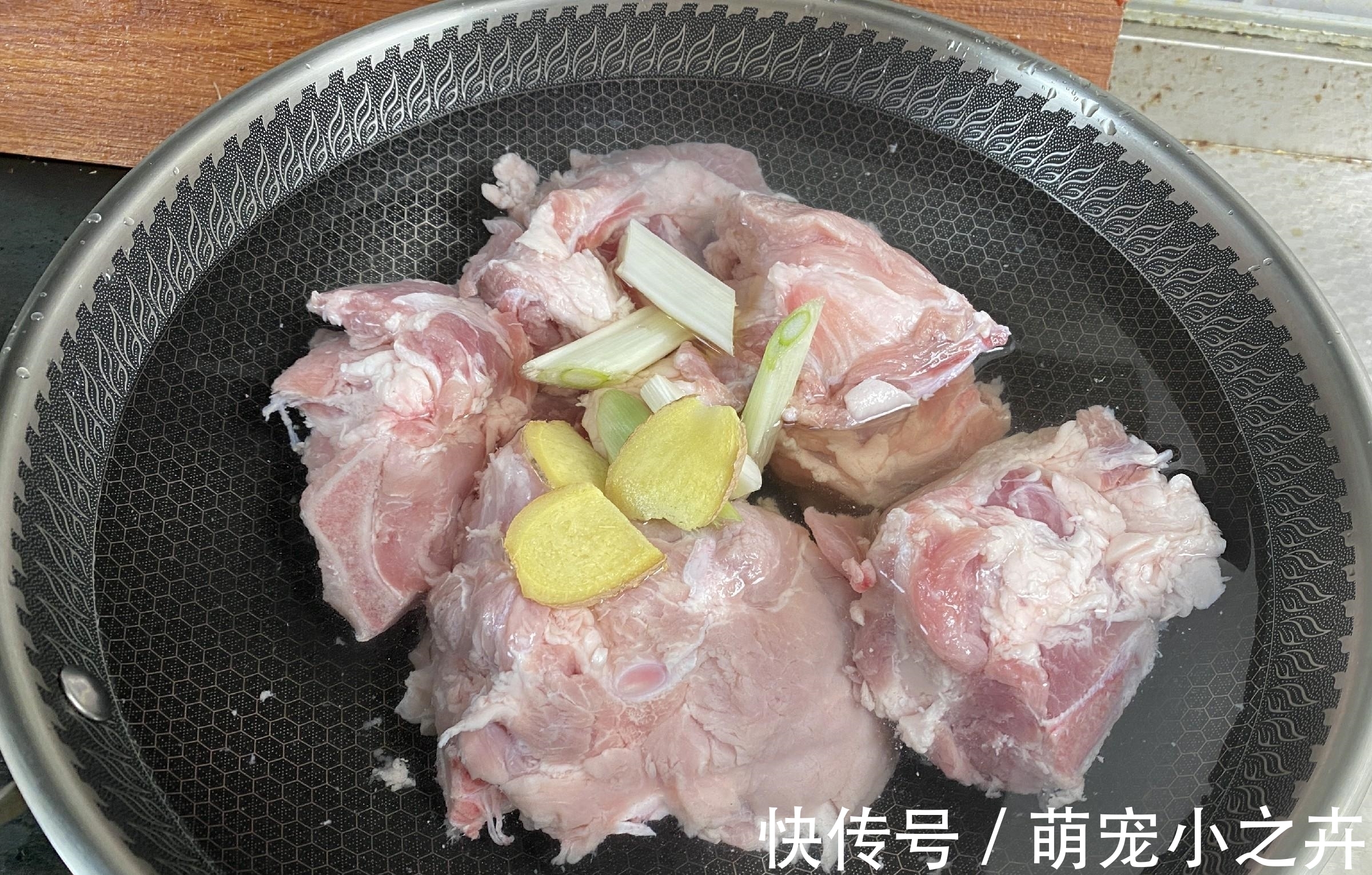 排骨|秋天,遇到这肉要多吃,比排骨便宜,比牛羊肉香,炖一锅太馋人