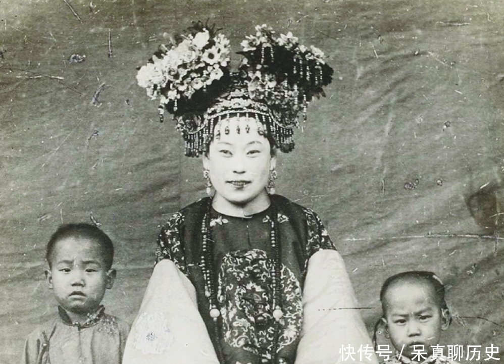 老照片中|清朝大臣的妻妾老照片:李鸿章夫人端庄秀美,诰命夫人惊艳霸气!