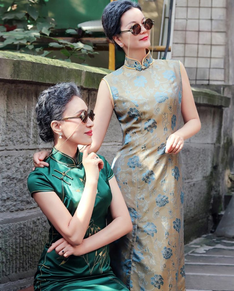 女人要优雅老去！祖孙三代婚礼上同穿旗袍，白发外婆比新娘更抢镜