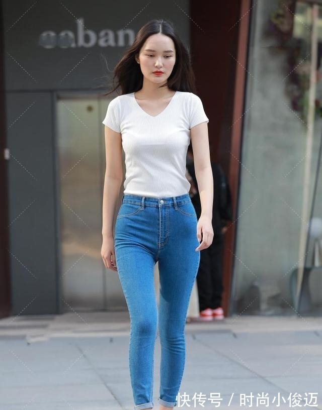 典雅|白色针织服搭配蓝色牛仔裤,朴素典雅,清新时髦