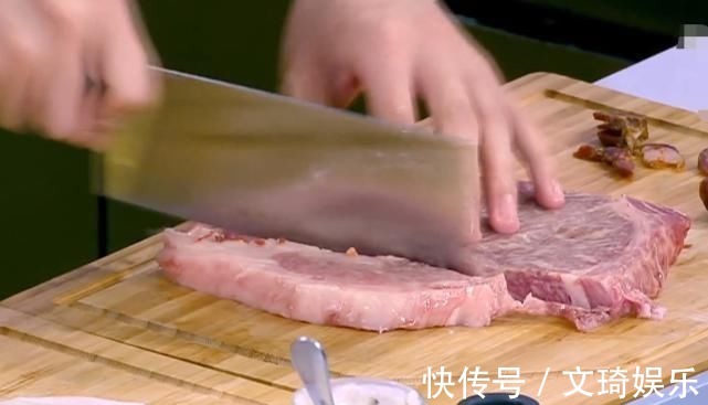杨超越冰箱里的高级牛肉,被厨师拿来做菜,镜头特意给到她,反应真实了