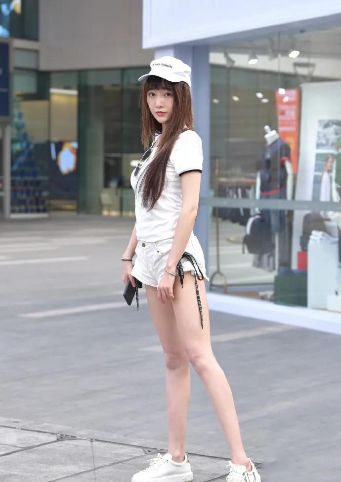 元气满满|白色短袖T恤,搭配同色短款裤装,穿出青春可人的少女感