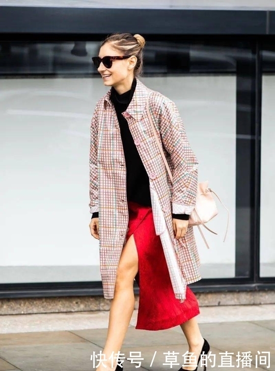 风衣下面不一定穿裤子,今年流行这样穿,显高又时髦,拯救小个子