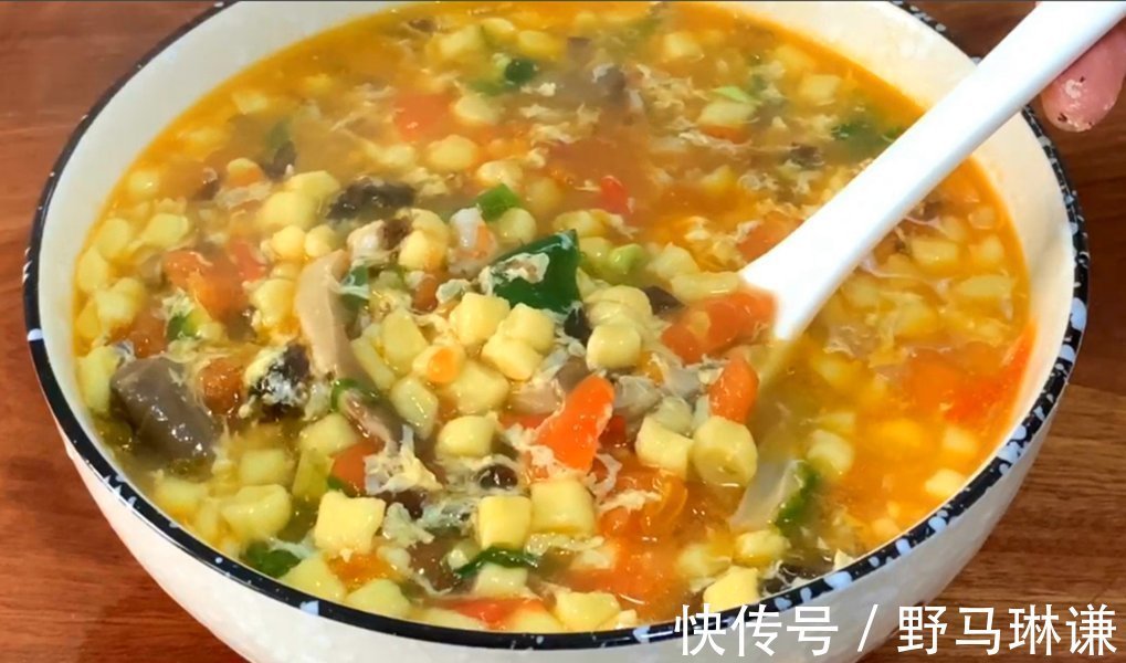 做疙瘩汤时，别用筷子搅了，学会1个技巧，个个圆溜溜，太好喝了