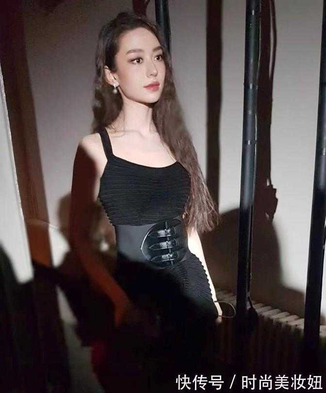 连衣裙 吉娜巴黎时装周太惊艳,穿吊带连衣裙勒腰带,16寸腰太完美