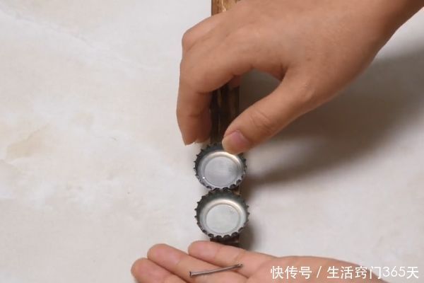 啤酒瓶盖变废为宝|在木棍上钉2个啤酒瓶盖,没想到还有这个妙用,学会受用一生!