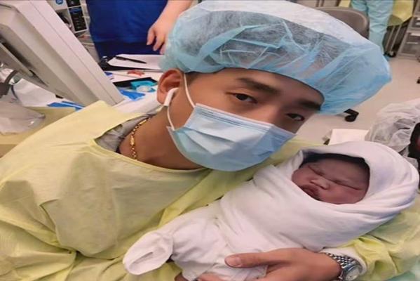 臭脸|“臭脸新生儿”走红网络,出生就带着怨气,网友:在娘胎里受气了