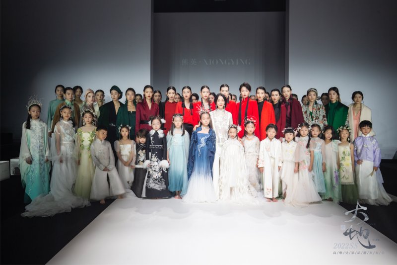 中国文化$熊英2022SS高级女装品牌发布，童模赵马馨茹、王俽冉呈现精彩秀演