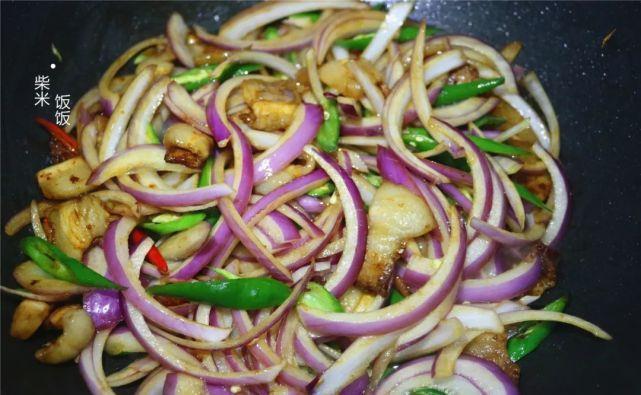 这道菜简单又好吃,大火快炒,几分钟上桌,香辣开胃吃不够