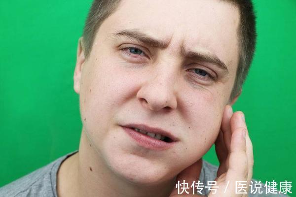 癌细胞|口腔癌发生时,身体或有6种表现,发现后,及时检查,别轻视