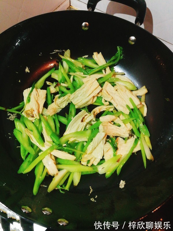 芹菜炒腐竹|遇到这菜不能放过,1盘相当于跑步半小时,让你吃出“小蛮腰”