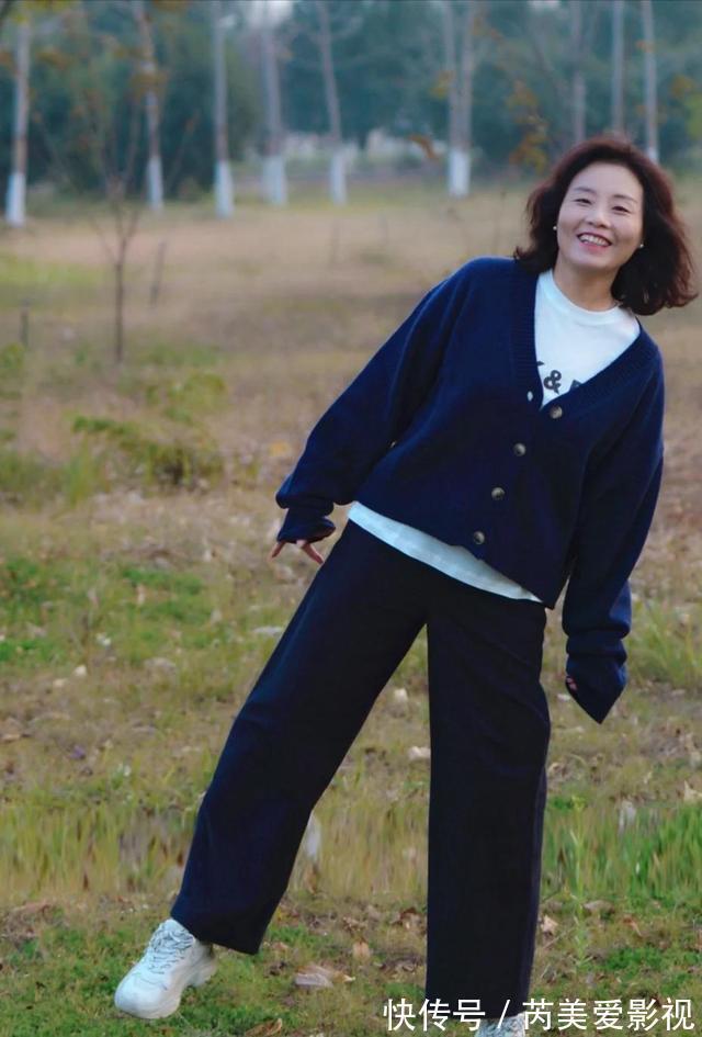 阔腿裤|年过50的女性，穿运动鞋少配修身裤，运动鞋+阔腿裤，休闲时髦